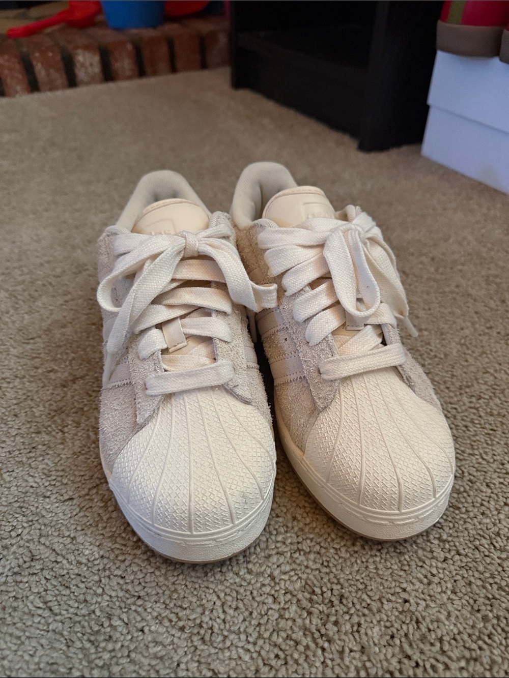 adidas Kids Cream Suede Shell-Toe Sneakers - Neutral Cream